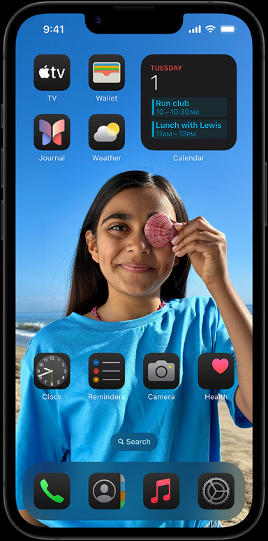 iPhone 16e, заобиколен от приложения като Apple mail, WhatsApp, Safari, Apple Maps, Apple Music, Photos, Notes и Home