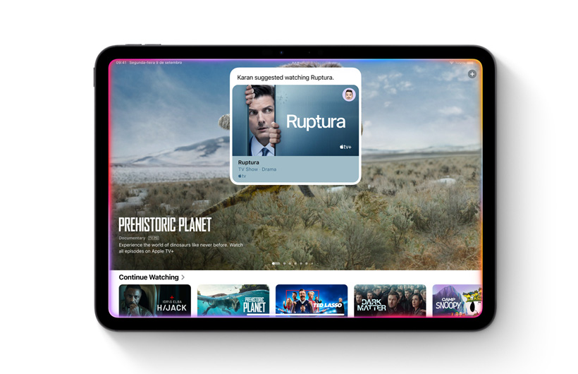 Uma notificação no app Apple TV Plus lembra que uma pessoa recomendou uma série para você assistir.