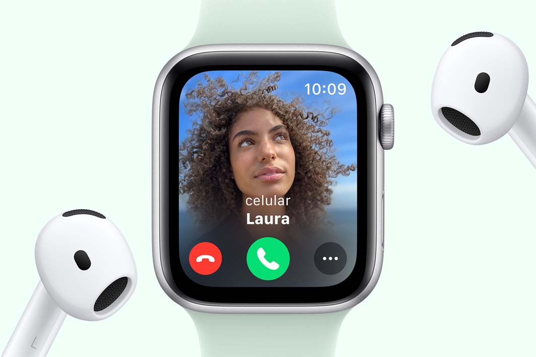 Apple Watch SE com uma chamada recebida, ao lado de AirPods.