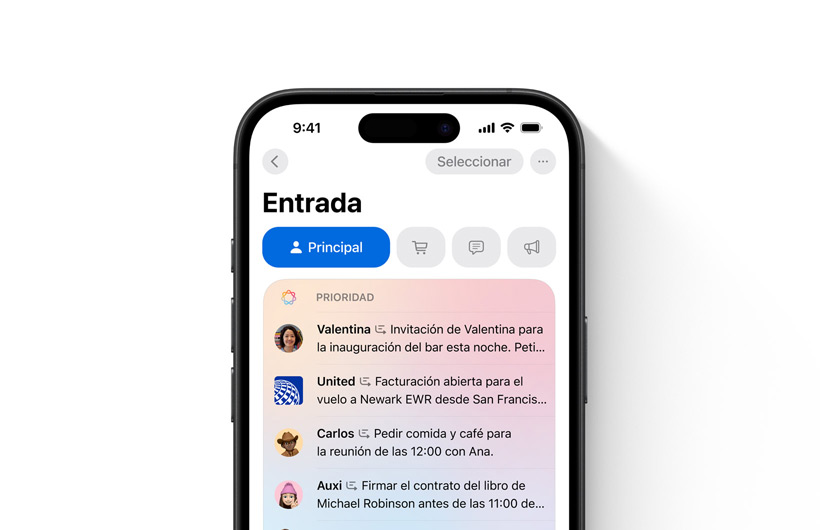 Un iPhone muestra el buzón de entrada de la app Mail con los mensajes más importantes resaltados en un color diferente en la parte superior