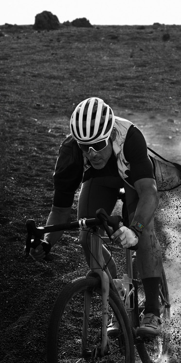 Un homme faisant du vélo qui porte l’Apple Watch Ultra 2.