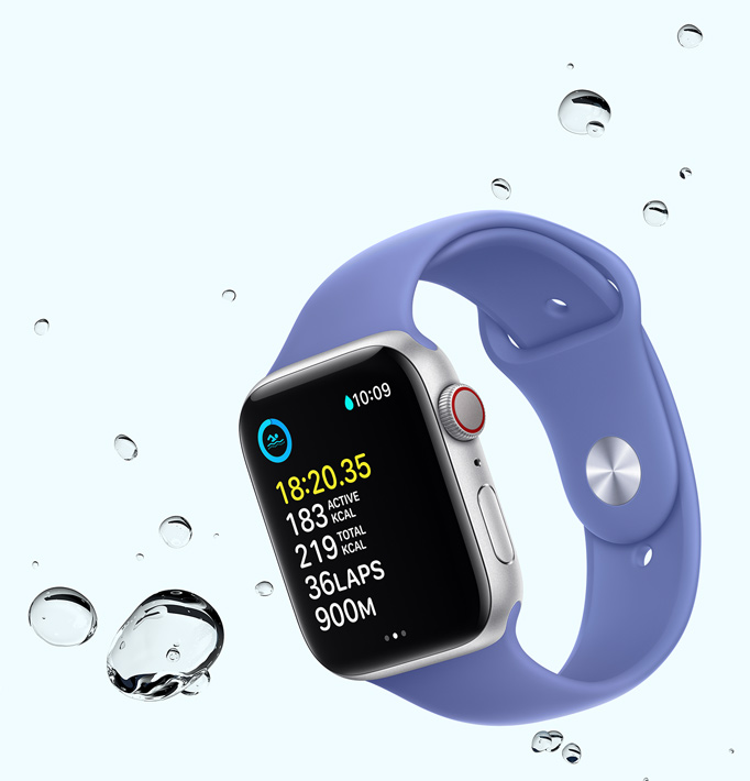 Apple Watch SE, kijelzőjén az Úszás edzéstípus, a készülék mellett vízcseppek