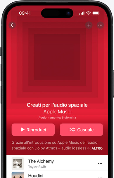 Il display di un iPhone con la copertina della playlist Creati per l’audio spaziale nell’app Apple Music