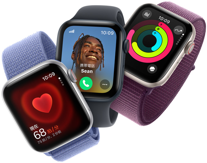 3つのApple Watch SEのデバイス。心拍数を計測する機能、着信、アクティビティリングが表示されている