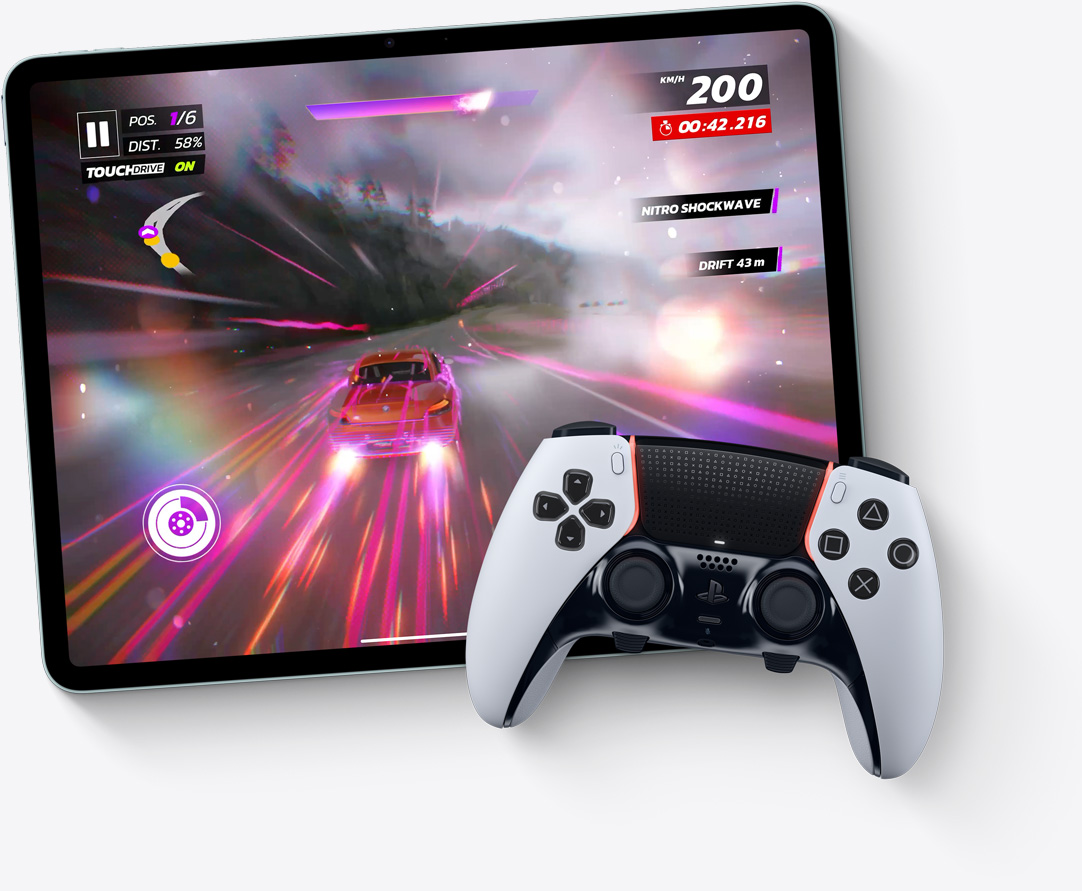 جهاز iPad Air بالوضع الأفقي، تعرض شاشته لعبة الفيديو Asphalt Legends Unite، ومعه وحدة تحكم PlayStation‏