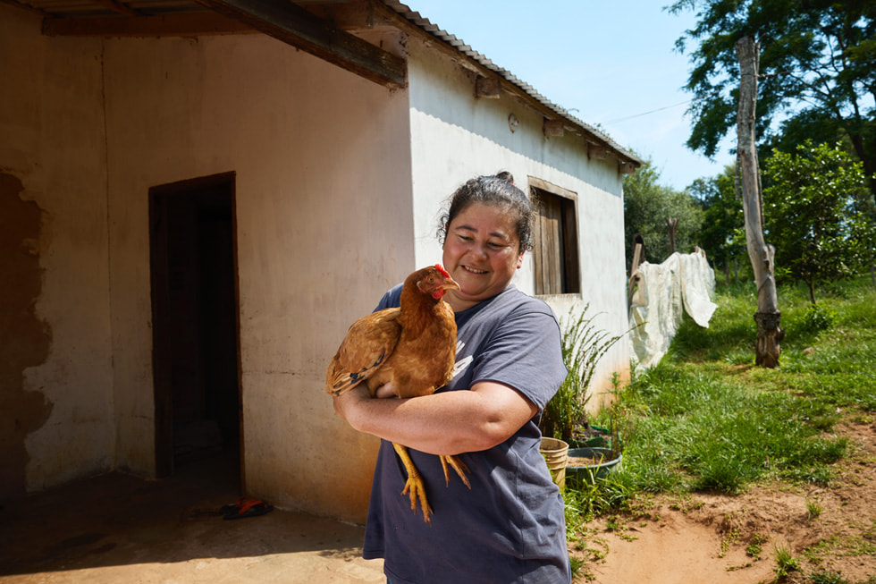 Graciela Gimenez tenant un poulet dans ses bras.