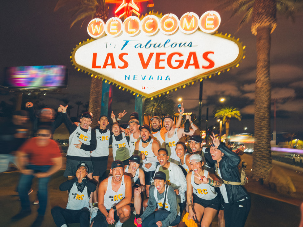 Cả nhóm ăn mừng sau khi về đích ở Las Vegas.