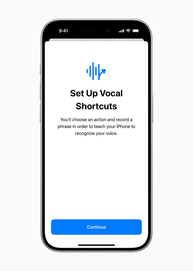 「Set Up Vocal Shortcuts（ボーカルショートカットを設定）」と表示して、操作を選び、声をiPhoneに認識させるためにフレーズを録音するようユーザーに促すiPhone 15 Proの画面。