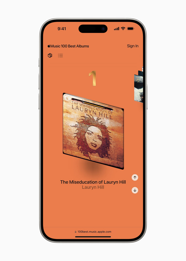 Apple Music의 베스트 앨범 100선에서 1위 앨범인 "The Miseducation of Lauryn Hill"을 보여주는 iPhone 15 Pro Max.
