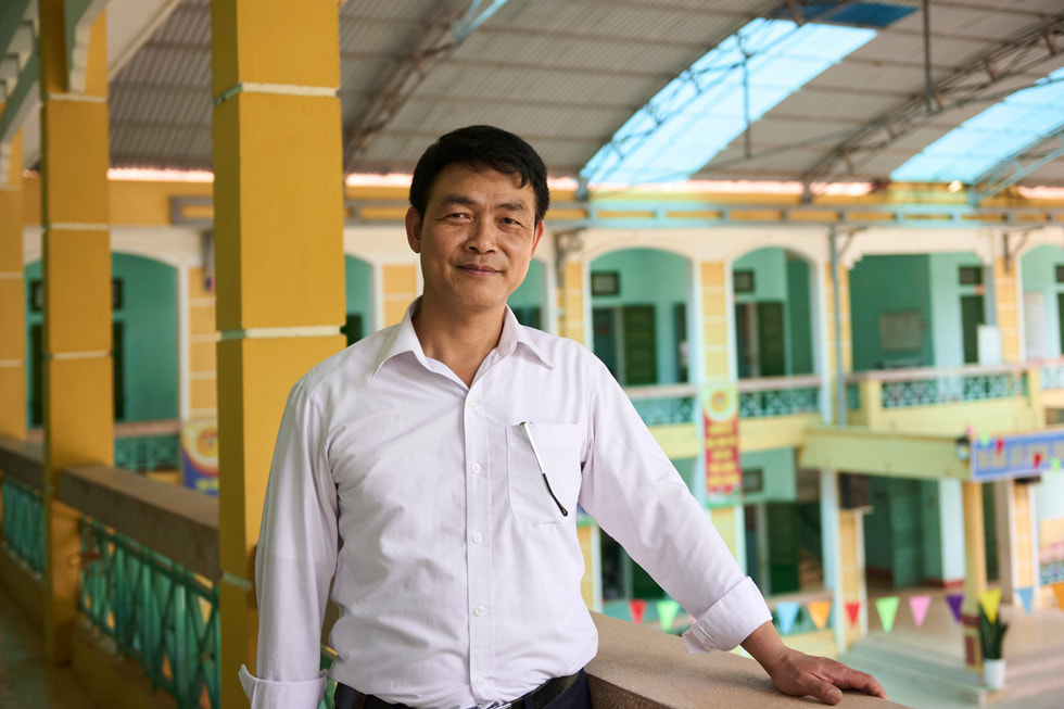 Retrato de Phạm Thiên Nam, director de la escuela primaria y secundaria Hiền Lương.