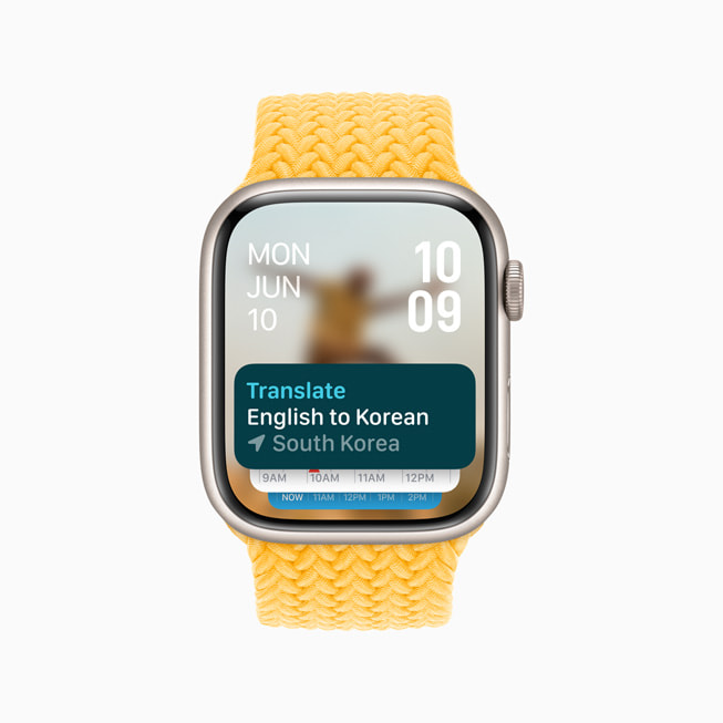 Um Apple Watch com o chip S9 mostra o app Traduzir no Conjunto Inteligente.