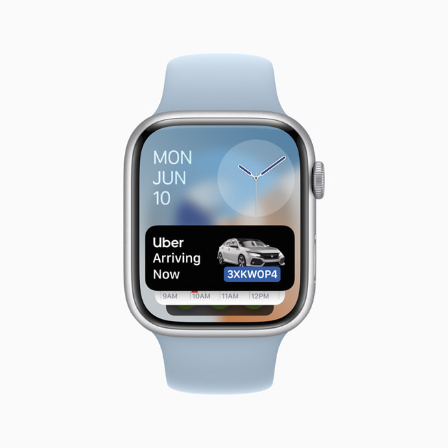 Apple Watch Series 9 展示由「智慧型疊放」功能支援的「Uber 即時動態」功能。