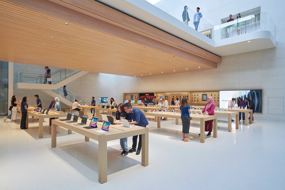 顧客在 Apple The Exchange TRX 零售店內探索最新的 iPad 機型和 iPhone 15 系列。