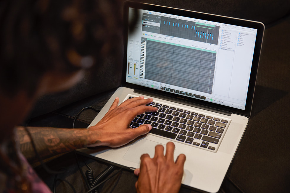 Fresh Ayr 在 MacBook Pro 上使用 Logic Pro 製作曲目的特寫照。