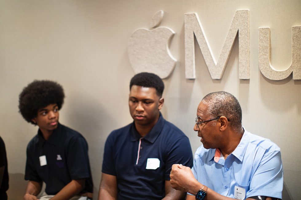 從左至右：學生 Khalid Gray 和 Torrien Howard 在 Apple Music 納許維爾辦公室與 Sylvester Polk 教授交談。
