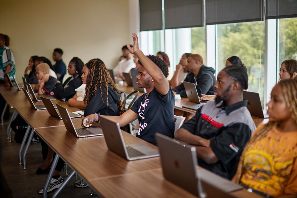 PROPEL Center 藝術與娛樂產業加速器課程期間，學生們在田納西州立大學 (Tennessee State University) 校園裡，坐在課桌前。
