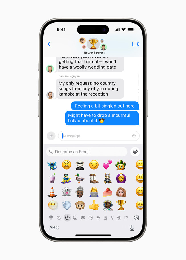 一位用户以「訊息」app， 揀選根據其對話內容而提供的一系列 Genmoji 選項。