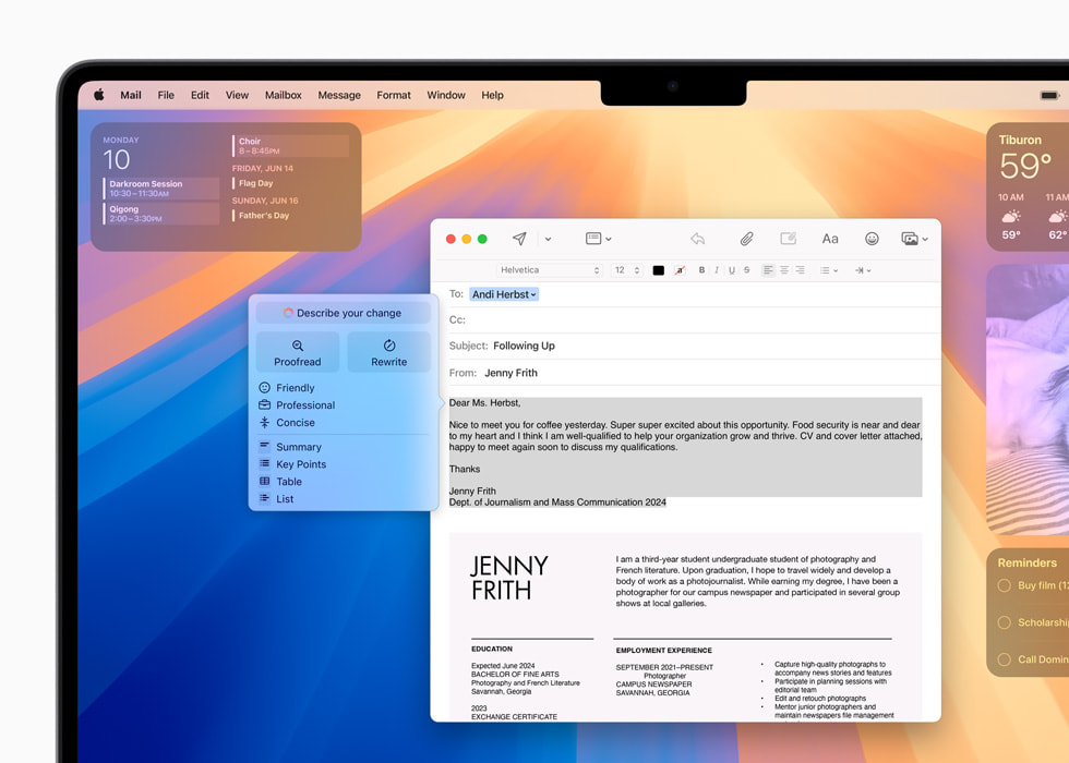 Une personne en train de rédiger un courriel ouvre le menu des outils d’écriture; les options de révision et de réécriture lui sont proposées.