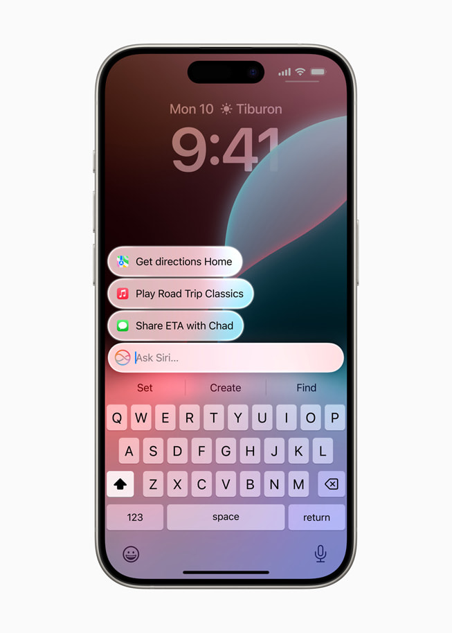 Une personne communique avec Siri par écrit sur iPhone 15 Pro.