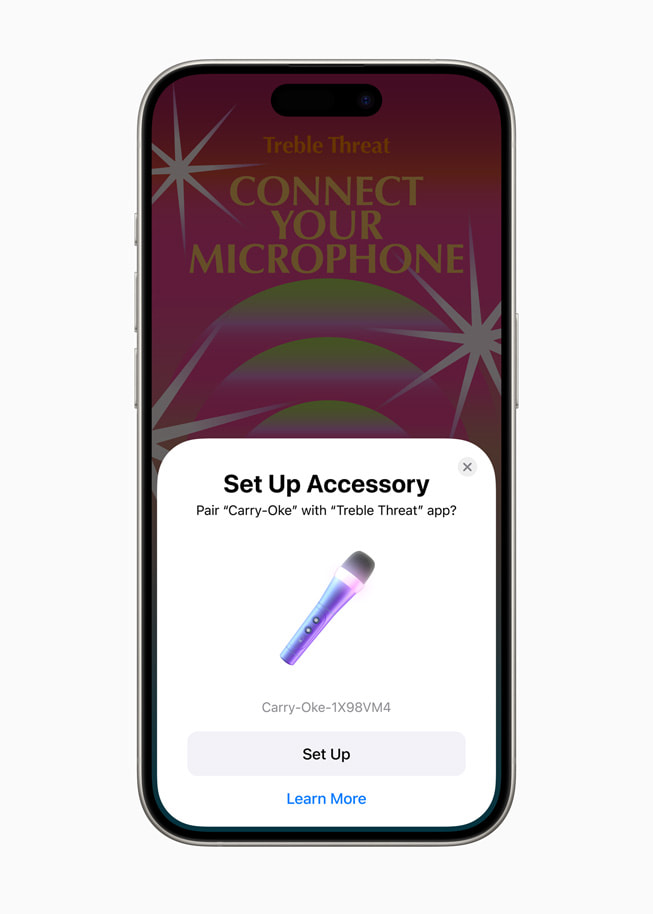 Un iPhone 15 Pro muestra una pantalla de Accessory Setup Kit para enlazar un micrófono a una app llamada Treble Threat.