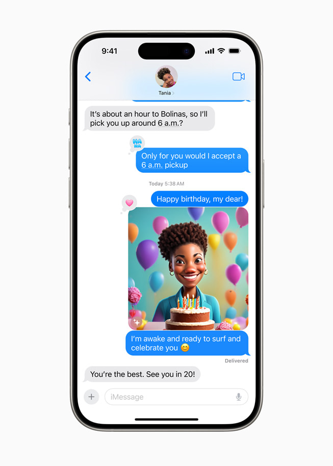 Un iPhone 15 Pro muestra una imagen animada con una felicitación de cumpleaños en una conversación mediante mensajes de texto.