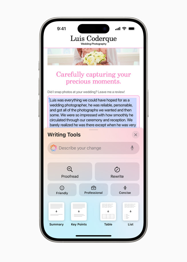 iPhone 15 Pro’da düzeltme ve yeniden yazma seçenekleriyle birlikte alt kısımdaki Writing Tools kullanılarak oluşturulmakta olan bir mesaj gösteriliyor.  