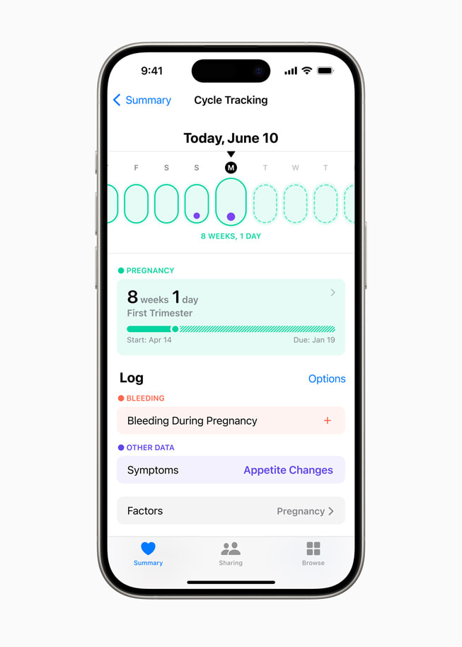 La app Salud con un seguimiento de embarazo y síntomas en un iPhone 15 Pro.