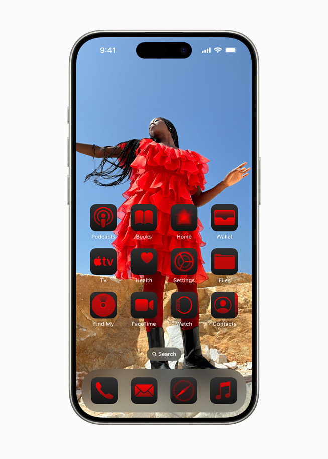 Un iPhone 15 Pro muestra apps y widgets colocados alrededor de una foto en la pantalla de inicio.