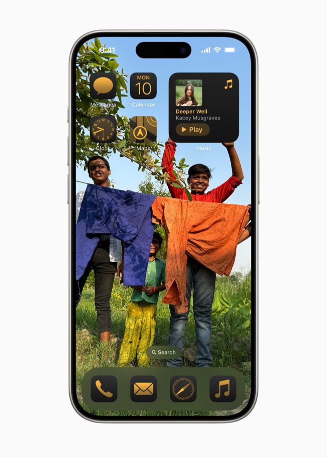 Pantalla de inicio de un iPhone 15 Pro con íconos de apps y widgets con un efecto matizado.
