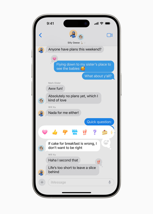 Un iPhone 15 Pro muestra un iMessage seleccionado con distintos Tapbacks, como un corazón, un pulgar hacia arriba, un pulgar hacia abajo, una risa, una exclamación, una interrogación y el emoji de una tarta.
