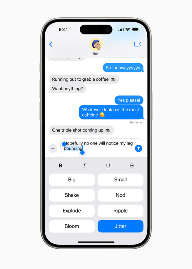 Un iPhone 15 Pro muestra un mensaje que se está escribiendo con la palabra "bouncing" y el efecto de texto Jitter seleccionado.