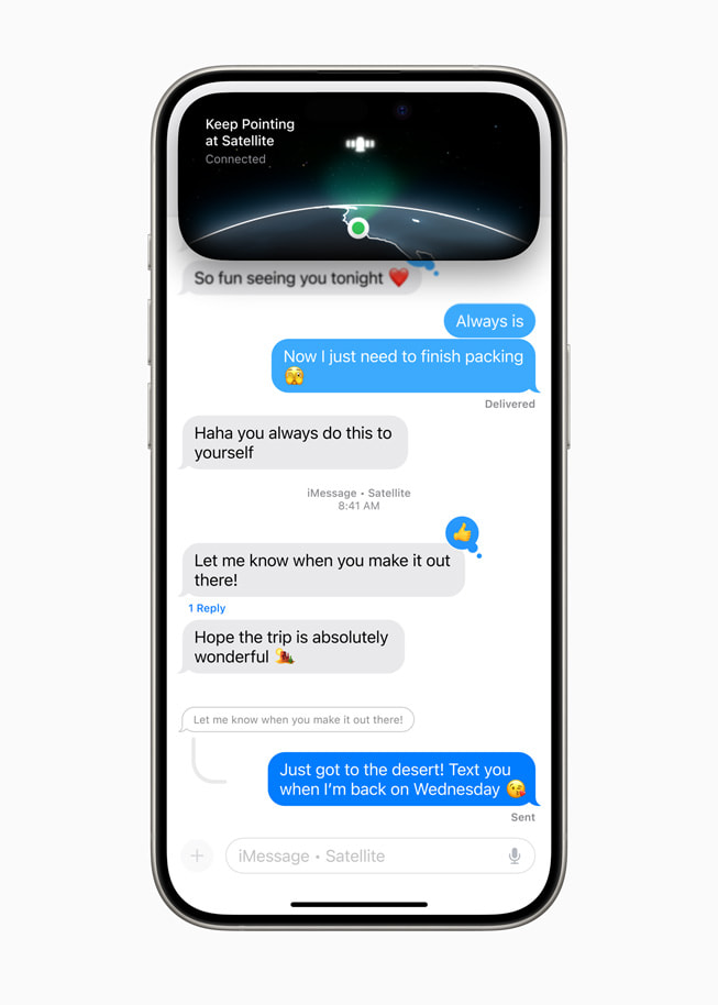 iPhone 15 Pro’daki iMessage’da uydu görüntüsü içeren bir mesaj sohbeti ve Dynamic Island’da “Keep Pointing at Satellite... Connected” ifadesi gösteriliyor.