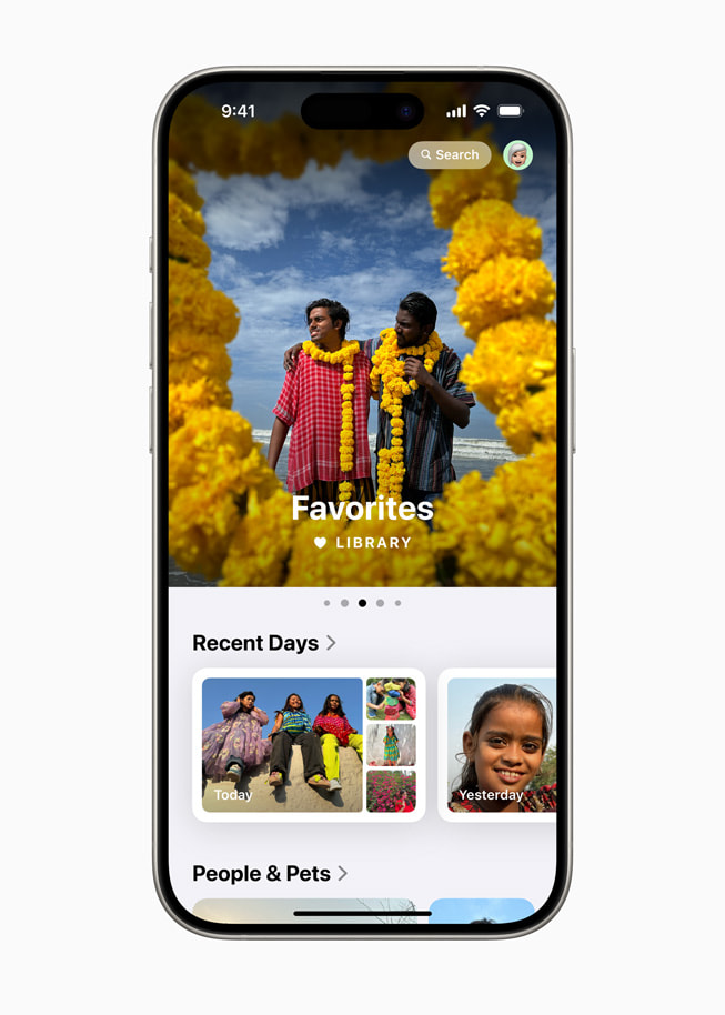 iPhone 15 Pro’daki Fotoğraflar uygulamasında Favoriler etiketli dönen seçim kutusu görünümü gösteriliyor.