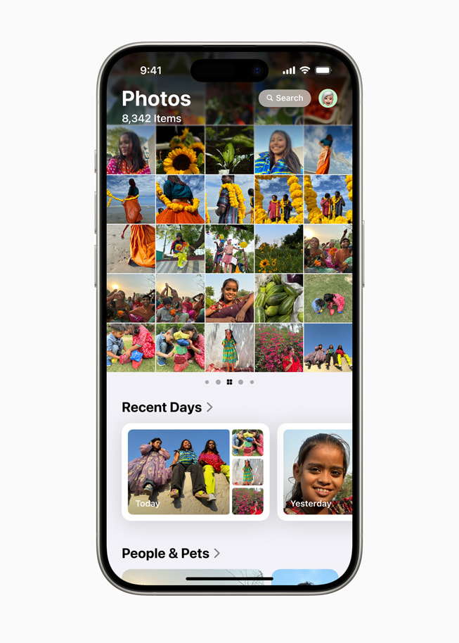 Cuadrícula de fotos y colecciones en la app Fotos de un iPhone 15 Pro.