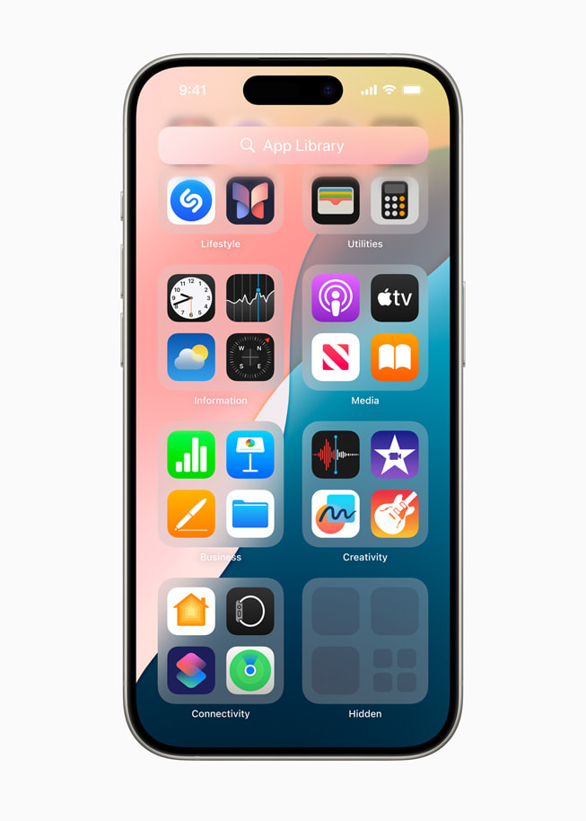 Das iPhone 15 Pro mit der App Mediathek und einem speziellen Ordner für verborgene Apps.