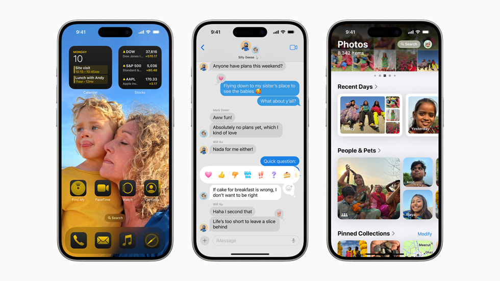 Tres dispositivos iPhone 15 Pro en fila que muestran una pantalla de inicio personalizada, los Tapbacks mejorados en Mensajes y la app Fotos rediseñada, respectivamente. 