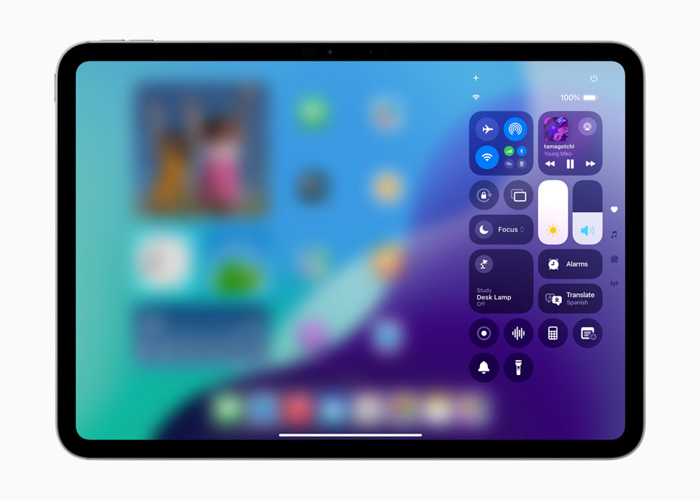 在 iPad Pro 展示度身訂造的「控制中心」，畫面提示用户「新增控制鍵」。