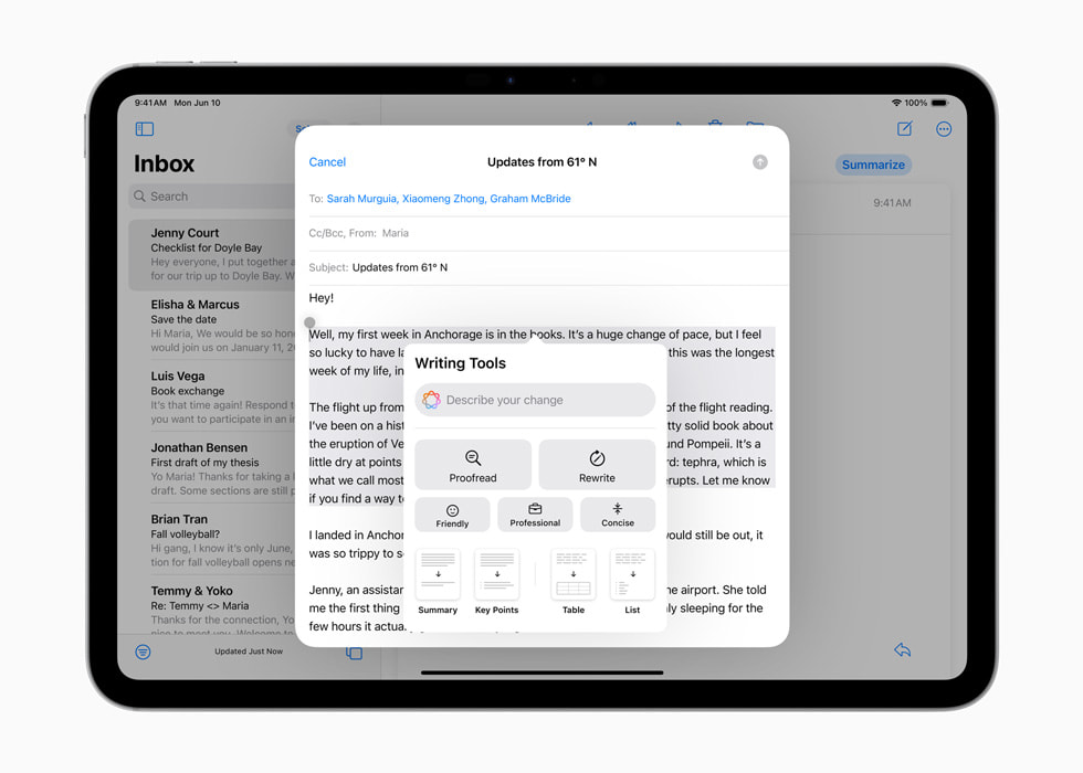 Un iPad Pro muestra un correo electrónico y un recuadro con las Herramientas de Escritura, entre ellas, revisar, reescribir y resumir. 