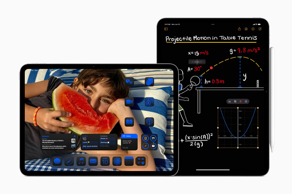 Dos iPad Pro juntos, uno muestra la pantalla de inicio personalizada y el otro, Notas Matemáticas.