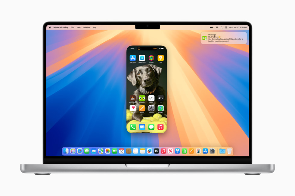Con iPhone Mirroring, è possibile accedere in wireless al proprio iPhone 15 Pro e utilizzarlo direttamente dalla Scrivania di MacBook Pro.