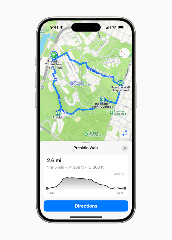 En un iPhone 15 Pro, se muestra la ruta de caminata personalizada de un usuario por el Presidio de San Francisco en Mapas de Apple.