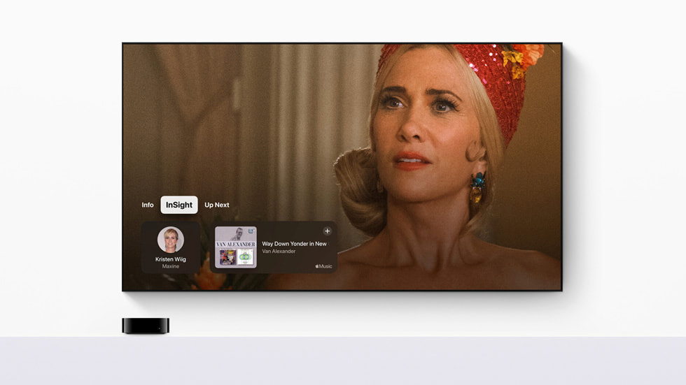 Un fotograma de la serie Palm Royale de Apple TV+ mostrado en el Apple TV con la función InSight activada.