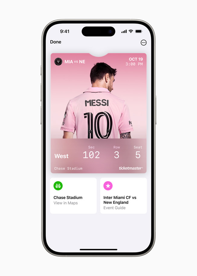 Un usuario muestra en un iPhone 15 Pro la entrada  para un partido de la MLS con una foto de Lionel Messi, junto con la información de su asiento, un enlace a la página del Chase Stadium en la app Mapas y una guía del evento.
