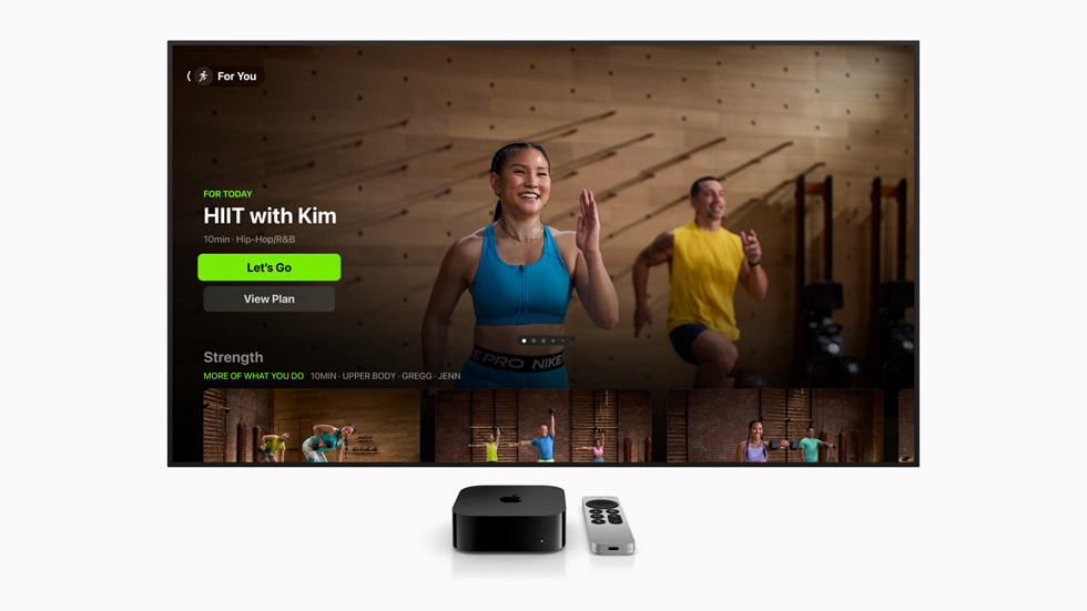 L’écran de Fitness+ affiche un entraînement de HIIT sur un téléviseur équipé de l’Apple TV 4K.