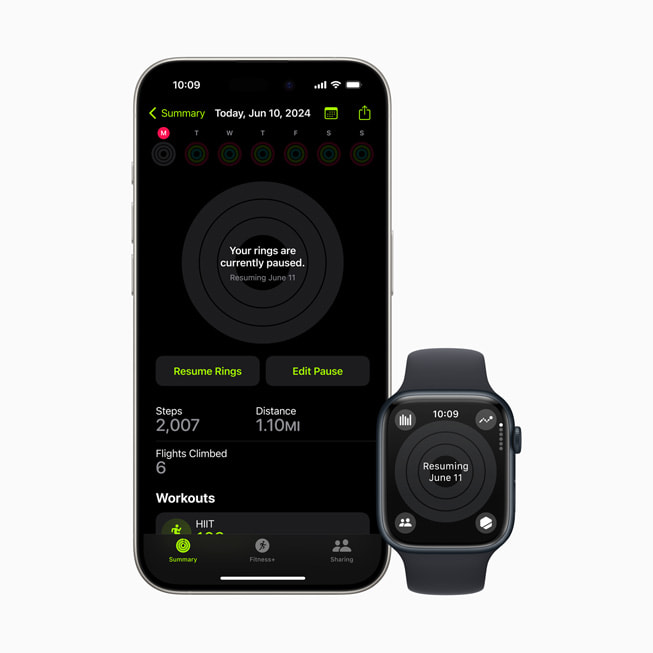 iPhone 15 Pro 和 Apple Watch Series 9 顯示使用者暫停「活動記錄」圓圈。