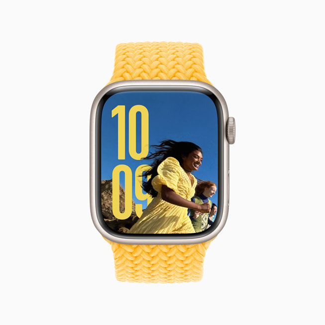 Apple Watch Series 9 的「照片」錶面顯示一個身穿黃色裙子的人。
