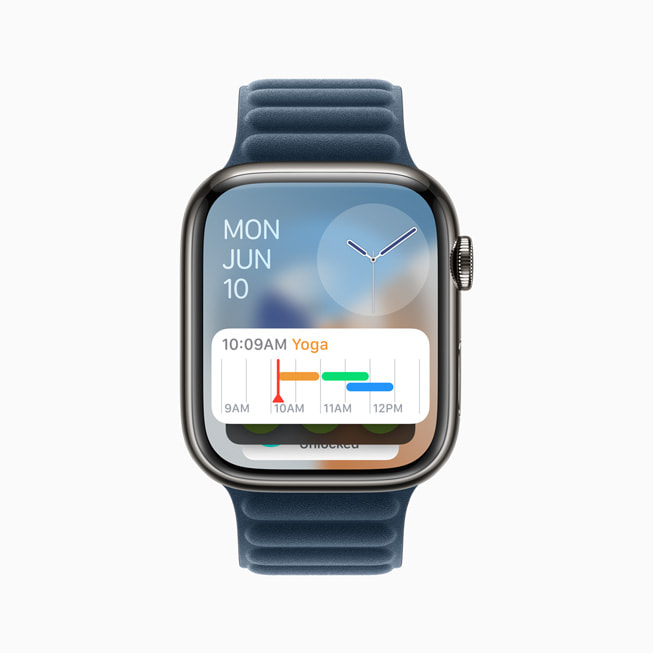 Une Apple Watch Series 9 affiche un widget de calendrier en haut du Défilement intelligent.