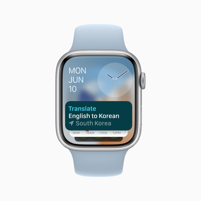 Une Apple Watch Series 9 affiche un widget de traduction en haut du Défilement intelligent.