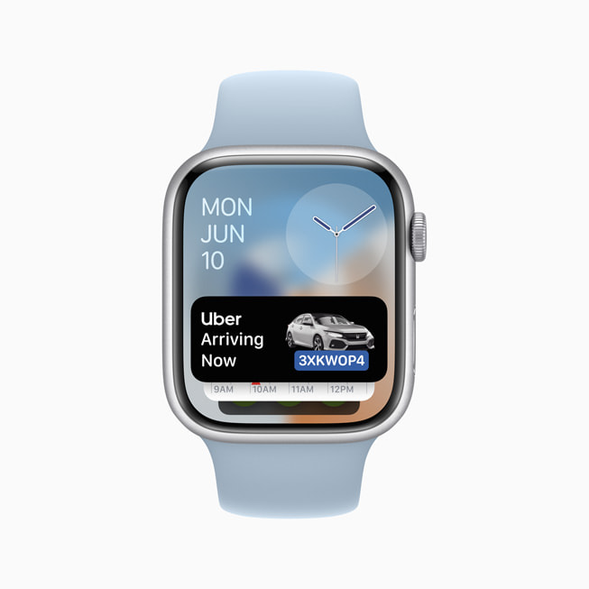 Une Apple Watch Series 9 affiche la course Uber d’un utilisateur en haut du Défilement intelligent.