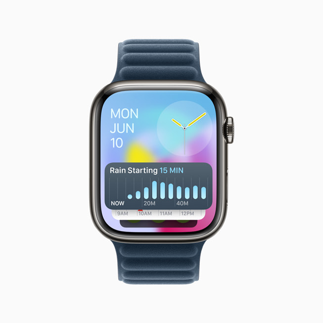 Une Apple Watch Series 9 affiche un widget de météo en haut du Défilement intelligent.